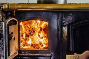 Eine Brennkammer ist ein Raum oder Bereich innerhalb eines Verbrennungssystems, in dem der Brennstoff mit Luft oder einem Oxidationsmittel gemischt und verbrannt wird.