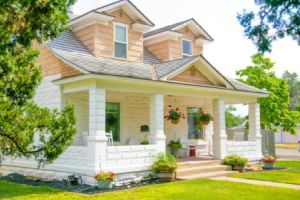 Ein Bungalow ist ein eingeschossiges Haus mit einem flachen oder leicht geneigten Dach und oft einem offenen Grundriss.