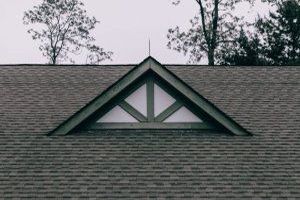 Eine Dachlösung bezeichnet ein ganzheitliches Konzept für die Gestaltung und technische Ausführung eines Daches, das verschiedene Aspekte wie Funktionalität, Ästhetik, Energieeffizienz und Nachhaltigkeit vereint.