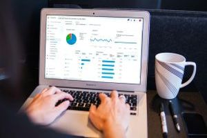 Datenanalyse ist der iterative Prozess, bei dem Daten gesammelt, bereinigt und untersucht werden, um Muster, Trends und verborgene Erkenntnisse zu identifizieren.