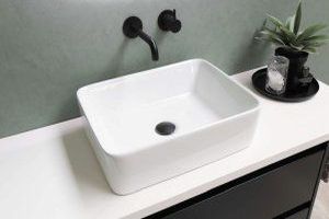 Ein Doppelwaschtisch ist eine sanitäre Einrichtung im Badezimmer, die Platz für zwei Waschbecken bietet.