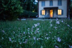 Ein Eigenheimbesitzer ist eine Person, die ein Haus oder eine Immobilie besitzt, das er selbst bewohnt.