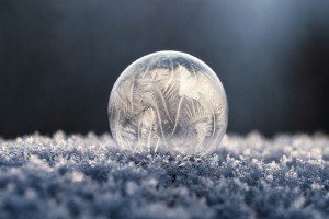 Eis ist der gefrorene Zustand von Wasser, der entsteht, wenn Wasser unter 0 Grad Celsius abgekühlt wird.