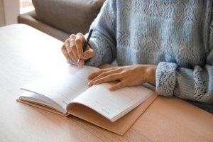 Ermittlung bezeichnet den systematischen Prozess des Sammelns, Analysierens und Auswertens von Informationen, um Fakten zu klären, Zusammenhänge aufzudecken oder Ergebnisse zu erzielen.