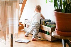 Eine Familie ist eine soziale Gruppe, die aus Eltern und ihren Kindern besteht und in der Regel durch familiäre Beziehungen und Bindungen zusammengehalten wird.