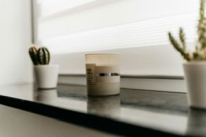 Ein Fensterbankhalter ist eine spezielle Vorrichtung oder Konstruktion, die dazu dient, eine Fensterbank sicher und stabil zu befestigen.