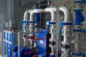 Ein Fernwärmesystem ist eine umfassende Infrastruktur, die eine zentrale Erzeugung und Verteilung von Wärmeenergie an zahlreiche Endverbraucher ermöglicht.