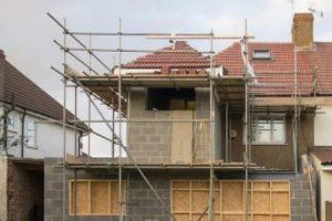 Die Fertigbauweise, auch bekannt als Modul- oder Systembauweise, bezeichnet eine Bauweise, bei der einzelne Bauteile oder Module in einem Werk vorgefertigt und dann auf der Baustelle montiert werden.