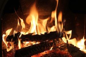 Eine Feuerstätte ist ein Ort, an dem Feuer kontrolliert entfacht und genutzt wird, um Wärme zu erzeugen.
