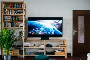 Ein Flachbildfernseher ist ein Fernsehgerät, das über einen flachen Bildschirm verfügt.