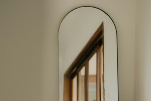 Ein Flurspiegel ist ein speziell für den Eingangsbereich oder Flur konzipierter Spiegel, der sowohl funktionale als auch ästhetische Zwecke erfüllt.