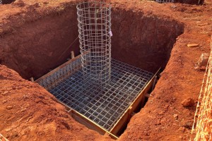 Die Fundamentplatte ist ein tragendes Element eines Gebäudes, das zur Lastübertragung auf den Boden dient. Die Fundamentplatte ist ein tragendes Element eines Gebäudes, das zur Lastübertragung auf den Boden dient.