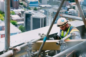 Eine Fußplatte ist ein flaches, meist rechteckiges oder rundes Bauteil, das als Basis für die Befestigung vertikaler Elemente wie Rohre, Stützen oder Träger dient.