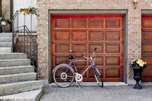 Eine Garage ist ein überdachter und oft verschließbarer Raum, der zum Abstellen von Fahrzeugen verwendet wird.