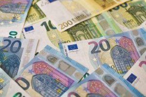 Eine Gebühr ist eine festgelegte Summe Geld, die für eine bestimmte Dienstleistung, Nutzung oder Transaktion verlangt wird.