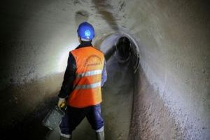 Ein Kanal ist eine Art von Leitung oder Rohr, das dazu dient, Flüssigkeiten wie Abwasser, Regenwasser oder andere Flüssigkeiten von einem Ort zum anderen zu transportieren.