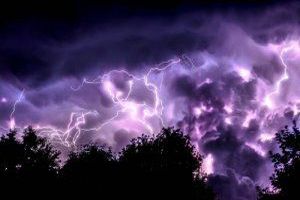Klimabedingungen beziehen sich auf die spezifischen Wetter- und Klimaverhältnisse in einem bestimmten geografischen Gebiet.