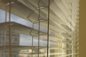 Lamelle ist ein bewegliches Bauelement, das zur Regulierung des Lichteinfalls oder des Sichtschutzes verwendet wird.