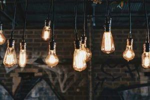 Ein LED-Panel ist eine flache, rechteckige Leuchte, die mit Light Emitting Diodes (LEDs) ausgestattet ist.