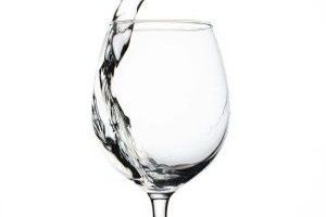 Low-E-Glas, oder auch Niedrigemissionsglas, ist eine spezielle Glasart, die mit einer dünnen Beschichtung versehen ist, um die Wärmestrahlung zu minimieren.