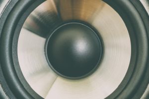 Luftschall beschreibt Schallwellen, die sich in der Luft ausbreiten und durch Druckschwankungen in der Atmosphäre entstehen.