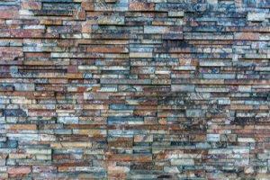 Mauerwerk ist eine traditionelle und weit verbreitete Bautechnik zur Errichtung von Wänden, Gebäuden und anderen Strukturen durch das systematische Schichten von Einzelelementen wie Ziegeln, Natursteinen oder Betonsteinen