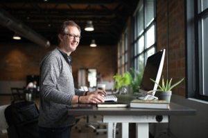 Ein Online-Kauf bezeichnet den Erwerb von Waren oder Dienstleistungen über das Internet.