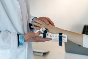 Die Patientenversorgung bezieht sich auf alle Maßnahmen und Dienstleistungen, die darauf abzielen, die Bedürfnisse und das Wohlergehen von Patienten zu erfüllen und sicherzustellen.