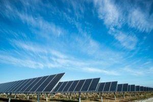 Eine Photovoltaik-Anlage wandelt Sonnenlicht in elektrische Energie um.