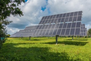 Eine PV-Anlage ist eine Photovoltaik-Anlage, die Sonnenlicht in elektrische Energie umwandelt.