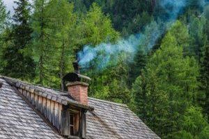 Eine Regenhaube ist eine spezielle Schornsteinabdeckung, die darauf ausgerichtet ist, den Schornstein vor intensivem Niederschlag zu schützen.