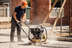 Eine Rüttelplatte ist ein mechanisches Baugerät, das zur Verdichtung von Bodenmaterialien verwendet wird.