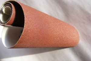 K&ouml;rnung bezeichnet die Gr&ouml;&szlig;e und Dichte der Schleifk&ouml;rner auf Schleifmitteln wie Papier, Scheiben oder B&auml;ndern.