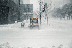 Schnee ist eine Form von gefrorenem Wasser, die in Form von Flocken oder Massen vom Himmel fällt und sich auf dem Boden ansammelt.