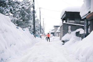 Eine Schneeschaufel ist ein Werkzeug, das speziell dafür ausgelegt ist, Schnee von Flächen wie Gehwegen, Einfahrten oder Straßen zu entfernen.