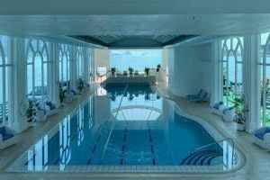 Der Schwimmhallenbau umfasst den Bau von Hallen oder Gebäuden, die zum Schwimmen und anderen Wasseraktivitäten genutzt werden.