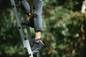 Ein Sicherheitsschuh ist ein speziell konstruiertes Schuhwerk, das entwickelt wurde, um den Fuß des Trägers vor berufsbedingten Gefahren und Verletzungen zu schützen und gleichzeitig ergonomischen Anforderungen zu genügen.