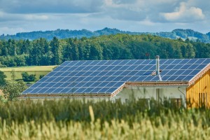 Solarstrom für Unternehmen: Chancen durch Photovoltaikanlagen auf dem Firmendach - Bild: Roy Buri / Pixabay