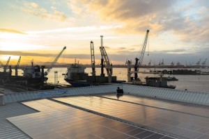 Solarstrom für Unternehmen: Chancen durch Photovoltaikanlagen auf dem Firmendach - Bild: Nico Johnson / Pixabay