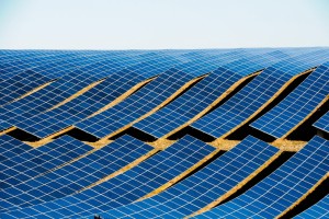 Solarstrom für Unternehmen: Chancen durch Photovoltaikanlagen auf dem Firmendach - Bild: Grégory ROOSE / Pixabay
