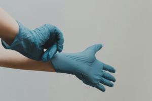 Die Spülung bezieht sich auf den Vorgang des Spülens oder Ausspülens von Gegenständen, Oberflächen oder Körperpartien mit Wasser oder anderen Flüssigkeiten.