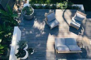 Die Terrassengestaltung umfasst die Planung, das Design und die Umsetzung einer Terrasse im Außenbereich.