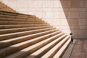 Eine Treppenstufe ist ein horizontales Element einer Treppe, das es ermöglicht, von einer Stufe zur nächsten zu steigen.