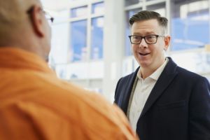 Eine Verbindung bezieht sich auf das Zusammenfügen oder Verbinden von zwei oder mehreren Teilen, Elementen oder Komponenten, um eine strukturelle Einheit zu schaffen.