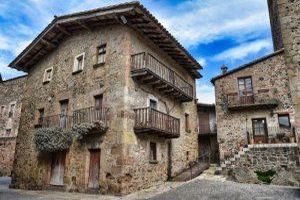 Eine Verkleidung bezeichnet eine Abdeckung, eine Oberflächenverkleidung oder eine äußere Schicht, die verwendet wird, um etwas zu bedecken, zu schützen oder zu verschönern. Eine Verkleidung bezeichnet eine Abdeckung, eine Oberflächenverkleidung oder eine äußere Schicht, die verwendet wird, um etwas zu bedecken, zu schützen oder zu verschönern.