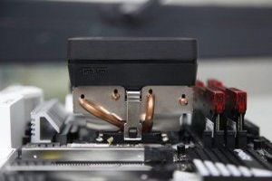 Wärmeleitung ist ein fundamentaler physikalischer Prozess der Wärmeübertragung, bei dem thermische Energie von einem Bereich höherer Temperatur zu einem Bereich niedrigerer Temperatur fließt.