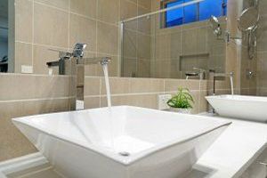 Die Warmwasserbereitung bezeichnet den technischen Prozess, bei dem kaltes Trinkwasser auf eine höhere Temperatur erhitzt wird, um es für verschiedene Anwendungen im Haushalt oder in gewerblichen Einrichtungen nutzbar zu machen.