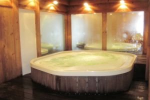 Ein Whirlpool ist ein spezielles Wasserbecken oder eine Badewanne, die mit Düsen ausgestattet ist, um Wasser und Luft mit hohem Druck zu vermischen und dadurch eine massierende Wirkung zu erzielen.