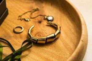 Wohnaccessoires sind Gegenstände oder Elemente, die der Dekoration und Verbesserung der Ästhetik eines Wohnraums dienen.