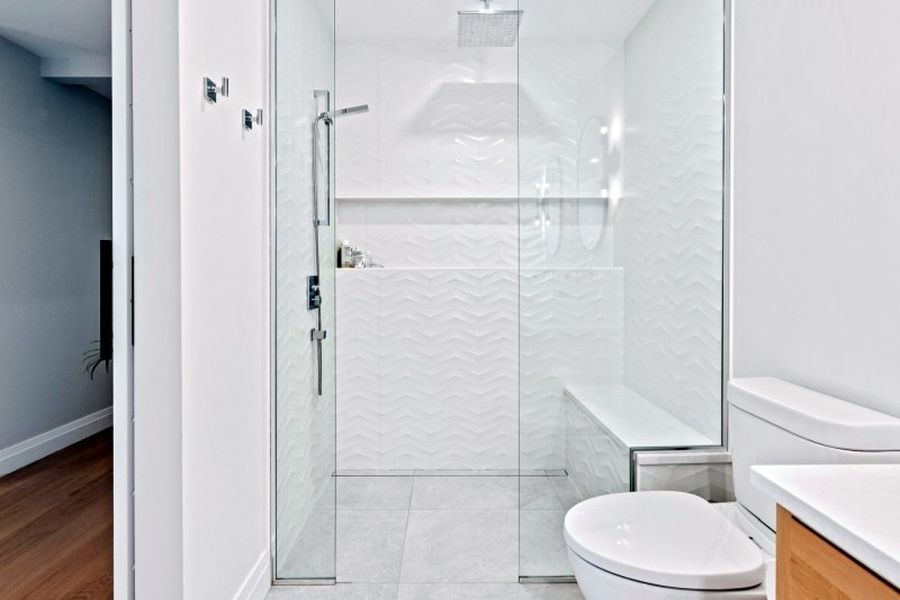 Eine bodengleiche Dusche lässt das Bad größer und offener wirken und erleichtert gleichzeitig den Zugang für Rollstühle oder Gehhilfen